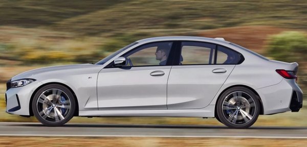 Първото поколение на BMW 3 Series (Е21) се произвежда между юни 1975 г. и 1983-а, като заменя BMW 2 Series. Наследникът от седмото поколение G20 е много показателен пример за израстване и заедно с BMW 5 Series (E12) са на петдесет години разлика и малко по-малко от 100 мм. Същите цифри споделят G20 и следващата &bdquo;петица&ldquo; E28, която почти не се различава по размер от своя предшественик. BMW Серия 3 (7-мо поколение, 2018 г. - дължина/ширина/височина: 4713 mm/1827 mm/1444 mm).